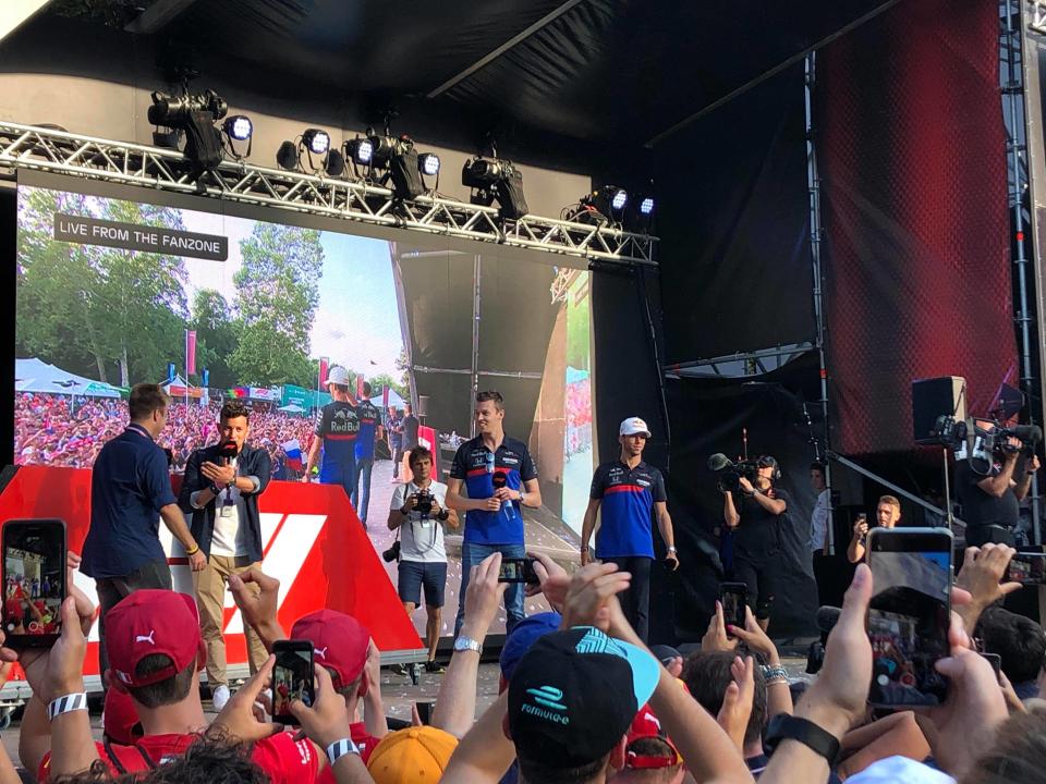 Les pilotes Toro Rosso ont fait une apparition sur la scène de la fan zone