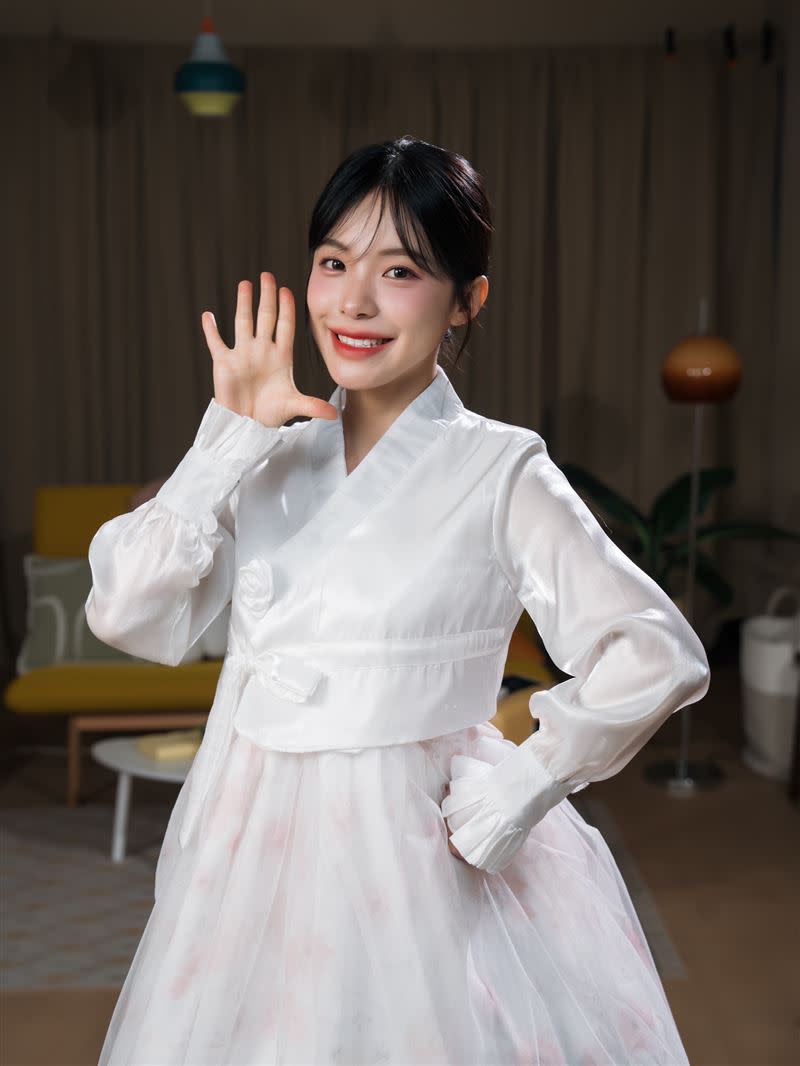 啦啦隊女神李多慧，除了啦啦隊之外，也將開線上的韓語課程。（圖／生鮮時書提供）