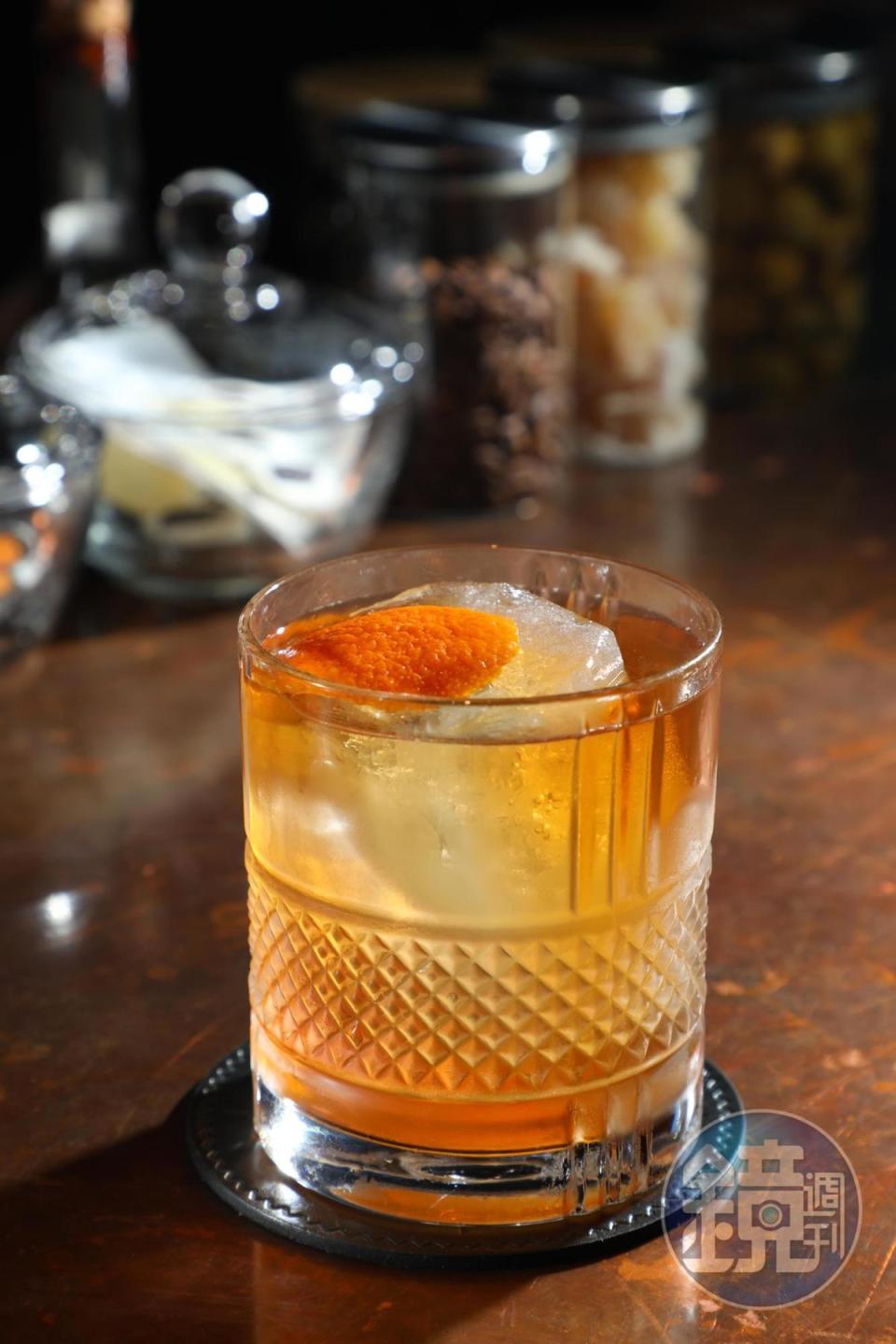 煙燻味濃厚的「Benton’s Old Fashioned」，是紐約PDT的原創調酒。（港幣178元／杯）