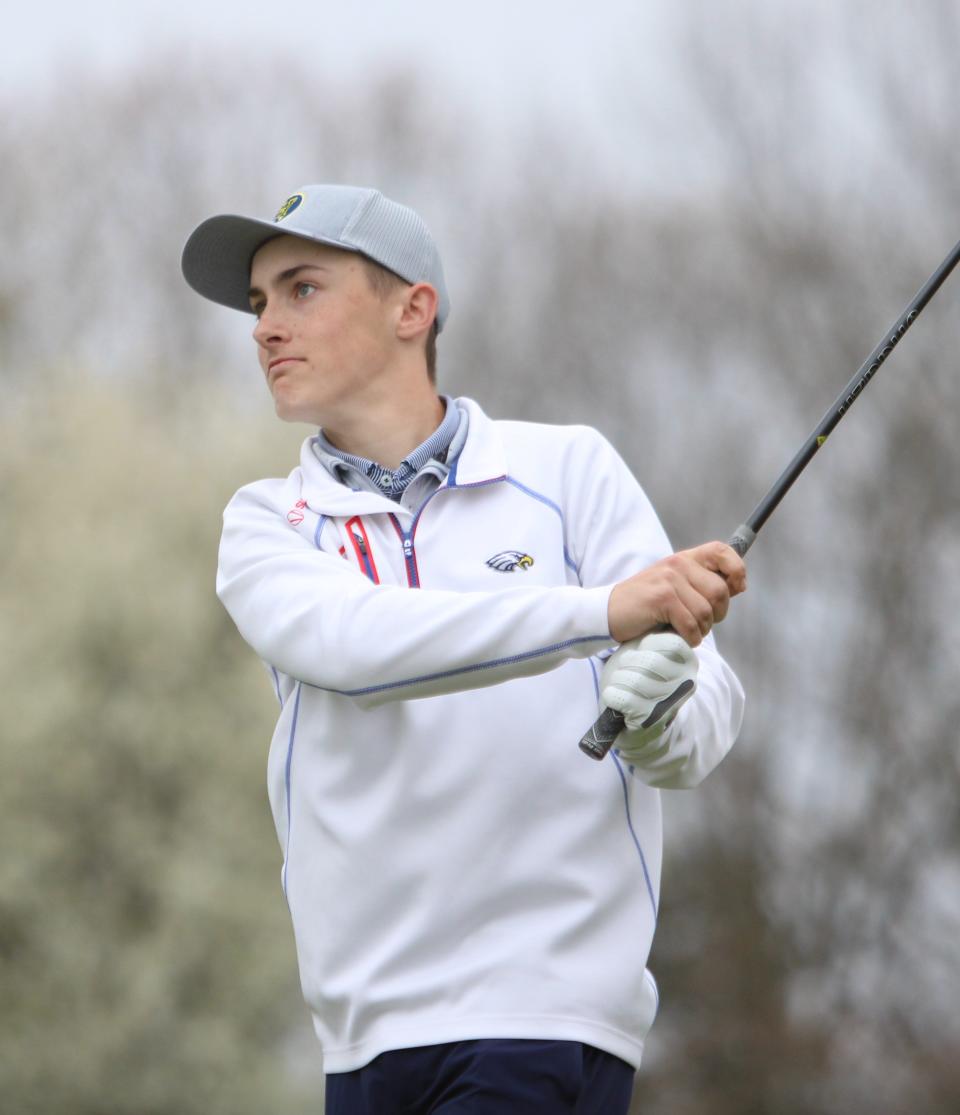 Michael Maurin, estudiante de segundo año de Hartland, disparó 70 1 bajo par para ganar el torneo de golf de pretemporada de KLAA el martes 23 de abril de 2024 en el campo de golf Kensington Metropark.