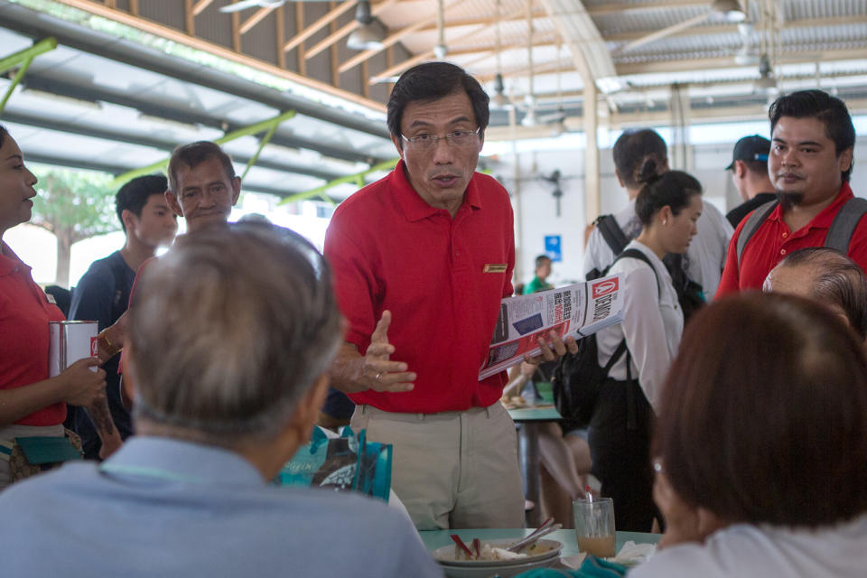 SDP secretary-general Chee Soon Juan speaks to patrons at the Ghim Moh Market and Food Centre during a walkabout on 3 November 2019. (PHOTO: Dhany Osman / Yahoo News Singapore)