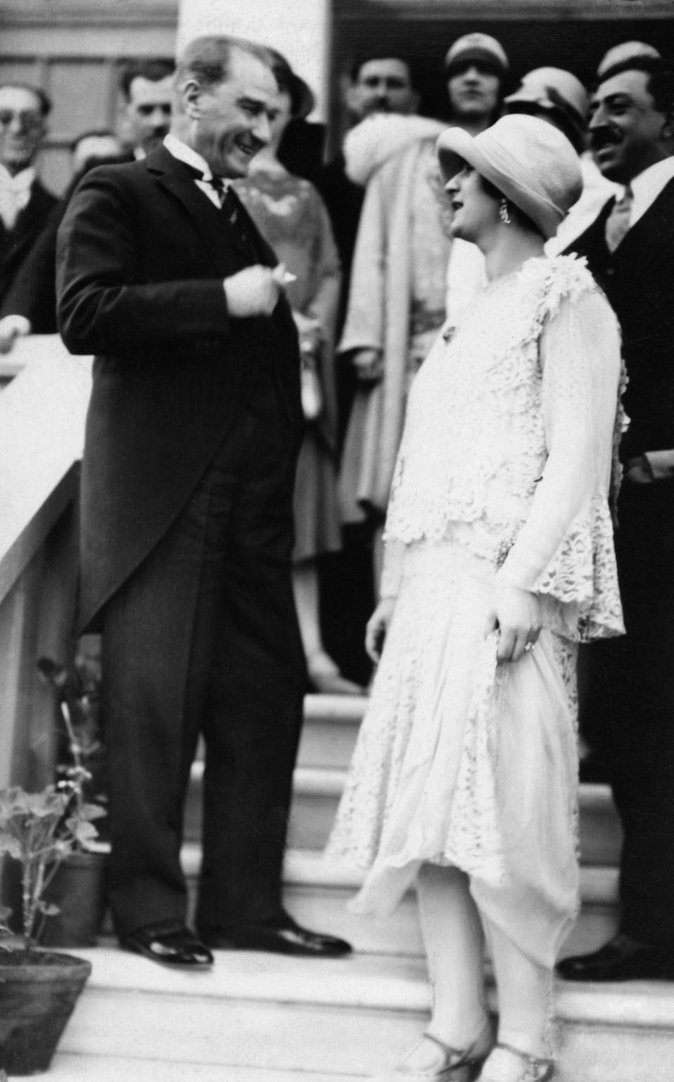 La reina Soraya junto al presidente de Turquía, Mustafa Kemal Ataturk, en 1928