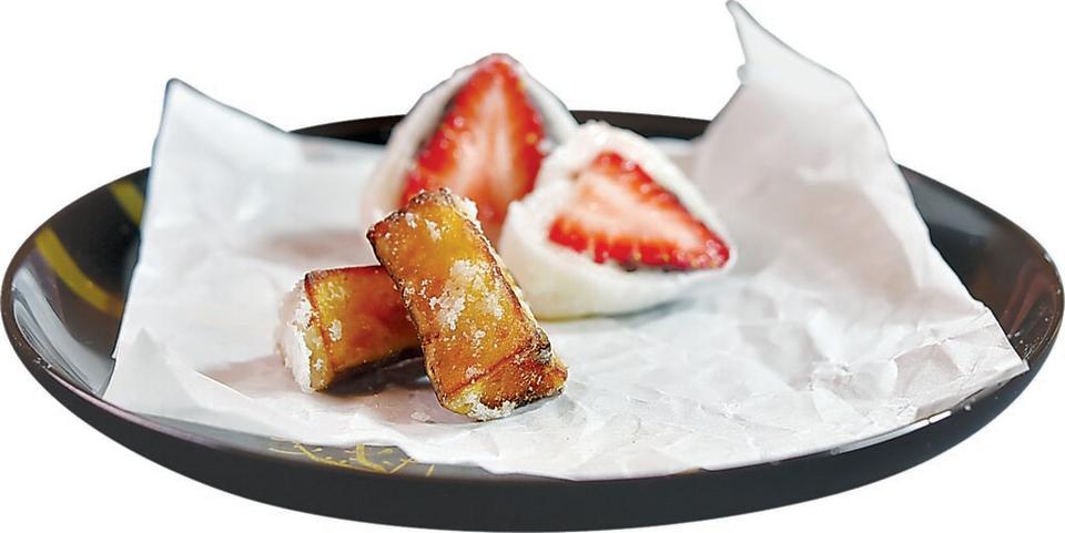 冬季甜點〈草莓大福、甘太君〉，是將大分縣名物、甜度為一般紅薯1.5倍的甘太君地瓜油炸後，搭配草莓大福上桌。圖／姚舜