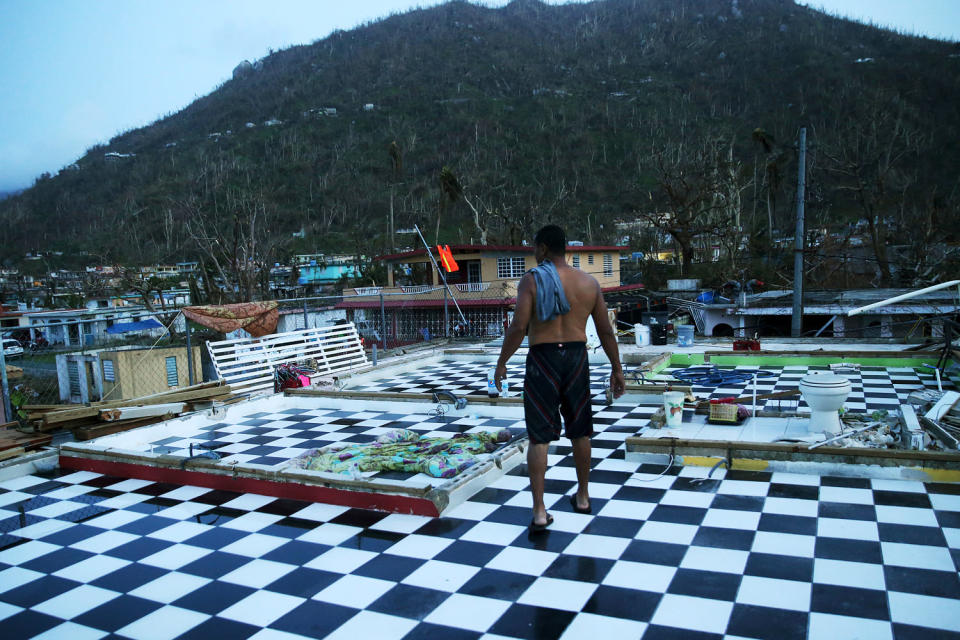Нестор Серрано прогуливается по лестнице своего дома в Ябукоа, Пуэрто-Рико, в 2017 году после того, как стены были снесены ураганом «Мария».  (Джеральд Герберт / файл AP)
