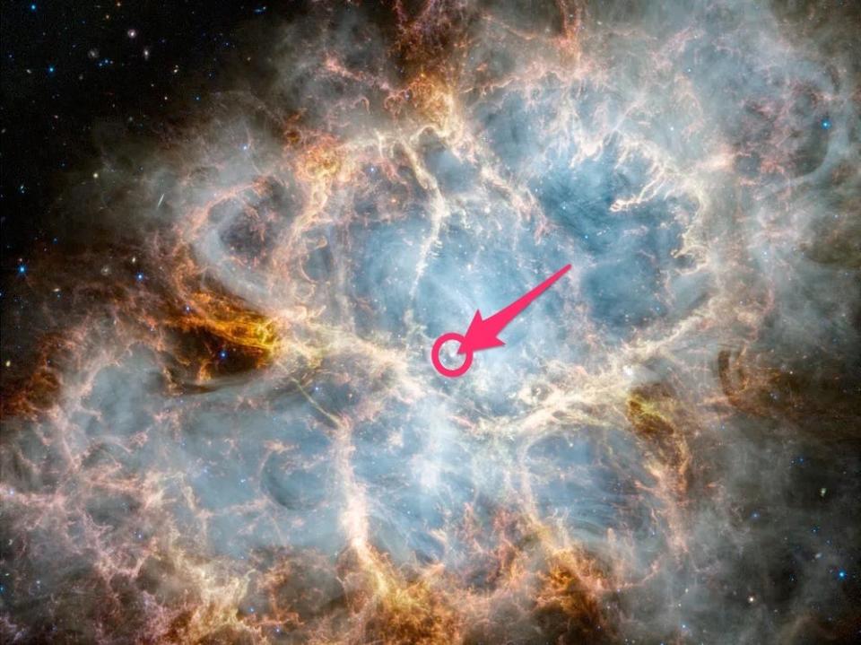 Der Pfeil zeigt auf den Krebsnebel, dessen Pulsar als heller Fleck erscheint. - Copyright: NASA, ESA, CSA, STScI, Tea Temim (Princeton University)