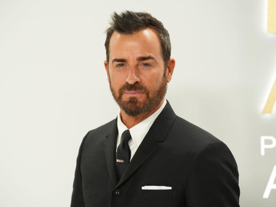 Justin Theroux attends the CFDA Fashion Awards on November 7, 2022, in a black suit and white shirt.