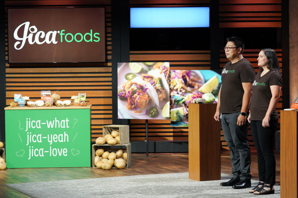 Un equipo de marido y mujer de Austin, Texas, presenta su producto Jica Foods en Shark Tank. (Christopher Willard/ABC vía Getty Images)