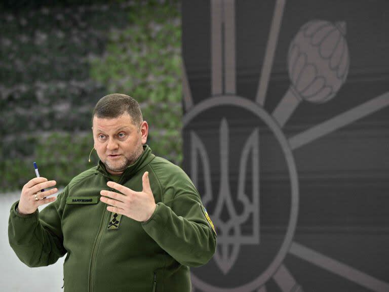 El comandante en jefe de las Fuerzas Armadas de Ucrania, Valeriy Zaluzhnyi, hace un gesto mientras habla durante una conferencia de prensa en Kiev el 26 de diciembre de 2023, en medio de la invasión rusa de Ucrania.