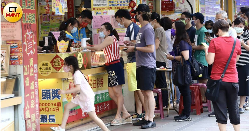 威力彩頭獎上看4.5億吸引不少民眾購買。（圖／王永泰攝）