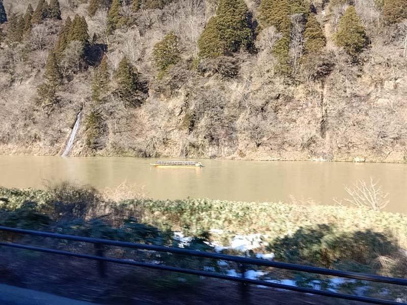 最上川的景色、與急流中的泛舟，原本是陸羽西線火車的窗景，但在乘坐替代巴士時，一樣能欣賞到。