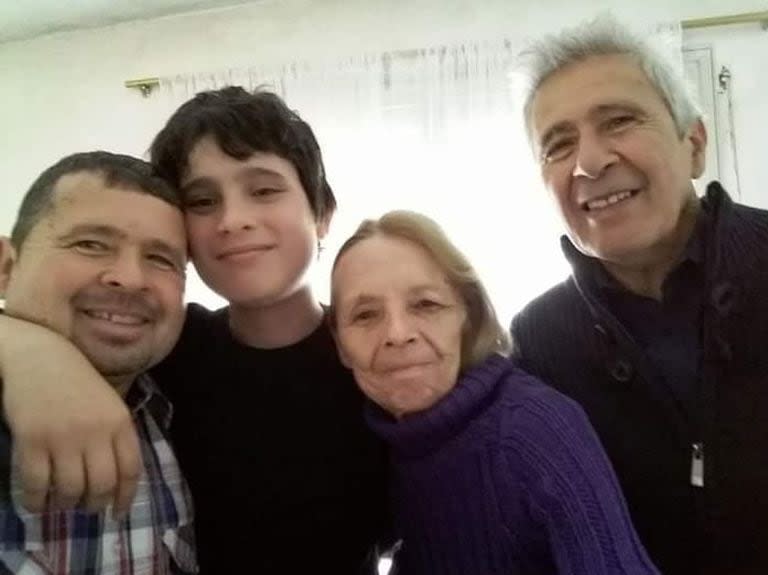 López (izquierda), junto a su hijo, Mauricio, su madre, Rosita, y su padre, Ítalo, en 2017