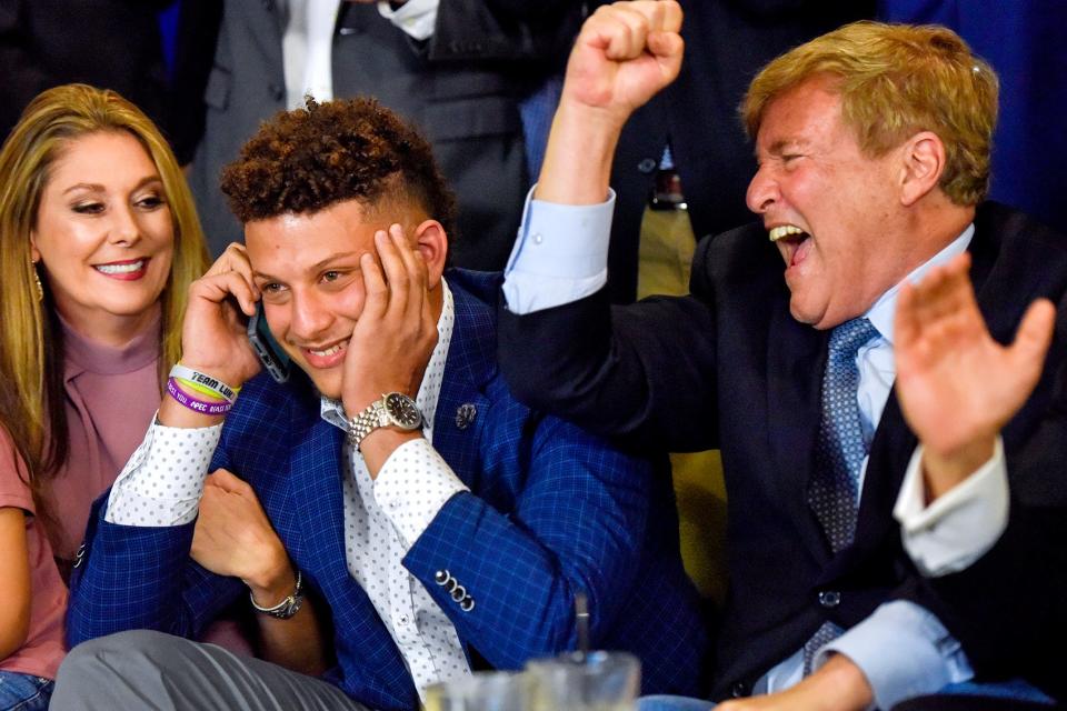 From left: Patrick Mahomes' mother Randi Mahomes, Patrick Mahomes and agent Leigh Steinberg react while Mahomes is on a call with the Kansas City Chiefs, during the NFL draft watch party in Tyler, Texas on April 27, 2017.