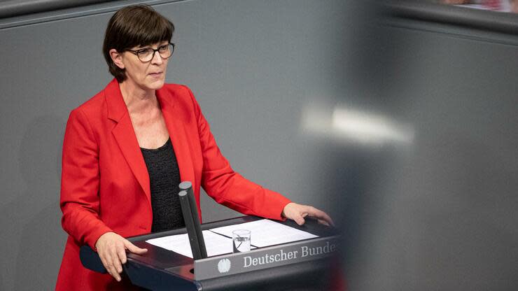 Die neue SPD-Vorsitzende bringt sich gegen Kramp-Karrenbauer in Stellung. Foto: dpa