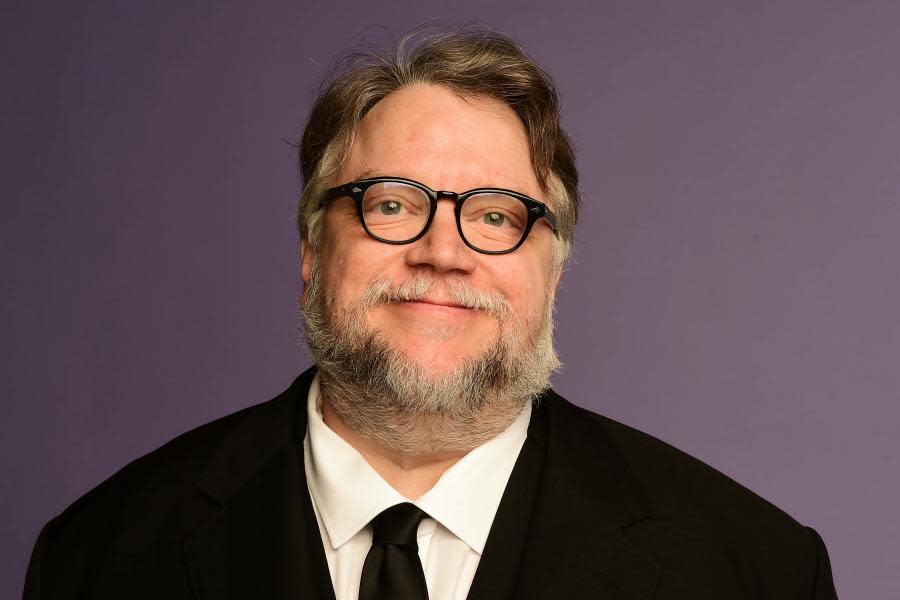 Guillermo del Toro reacciona a un mural artístico que rinde honores a su trayectoria