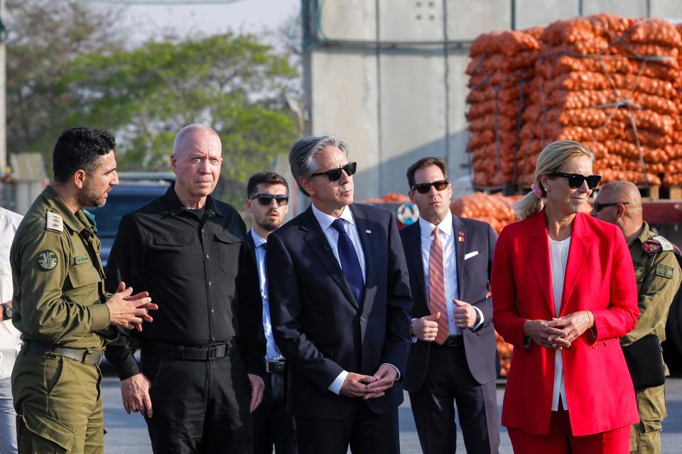 US Secretary of State Antony Blinken (C) stands with Israeli Defence Minister Yoav Gallant (C-L) and UN Senior Humanitarian and Reconstruction Coordinator for Gaza Sigrid Kaag (R) at the Kerem Shalom border crossing with the Gaza Strip in southern Israel on May 1, 2024. (Photo by Evelyn Hockstein / POOL / AFP) (Photo by EVELYN HOCKSTEIN/POOL/AFP via Getty Images) ORIG FILE ID: 2150461984