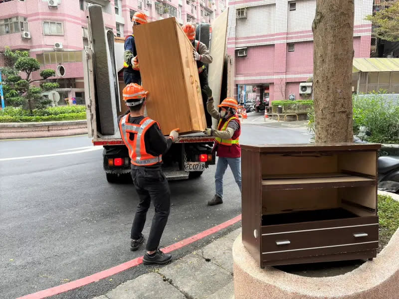 ▲農曆年前除舊布新，如有清運廢棄大型家具需求可向新北各區清潔隊預約清運。（圖 ／新北市政府環保局提供）