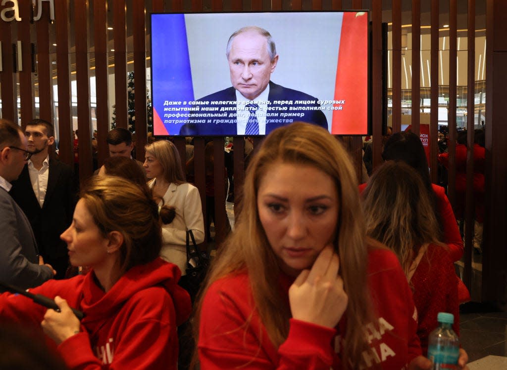 Der russische Präsident Wladimir Putin auf dem Bildschirm während eines Treffens seiner Anhänger am 16. Dezember 2023 in Moskau, Russland. - Copyright: Getty Images