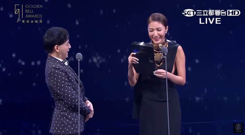 黃子佼目不轉睛地盯著楊謹華側面的胸部。（圖／翻攝自金鐘獎Golden Bell Awards YouTube）