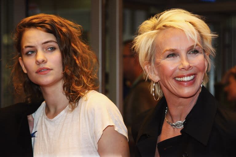 Eliot Sumner junto a su madre, Trudie Styler, en 2008, cuando todavía se lo conocía como Coco