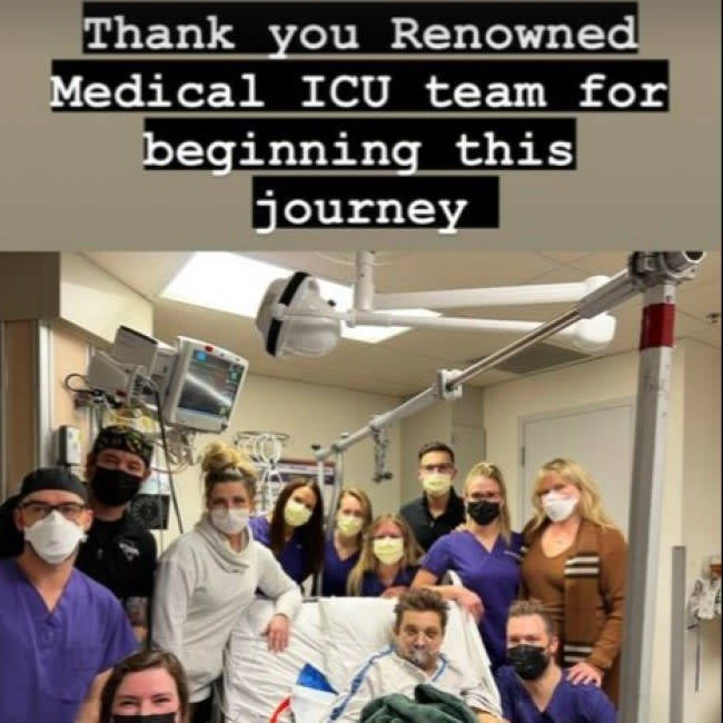 Jeremy Renner rinde homenaje al equipo de cuidados intensivos que lo atendió credit:Bang Showbiz