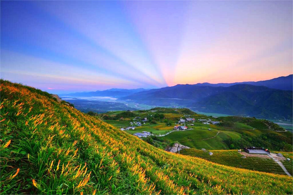 黃昏時分的六十石山有滿天彩霞(圖片來源：花東縱谷國家風景區)