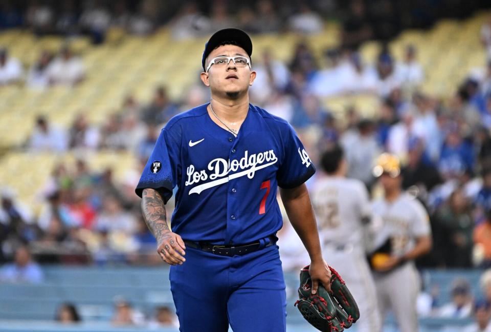 El lanzador de los Dodgers, Julio Urías, camina hacia el montículo durante un juego en agosto.