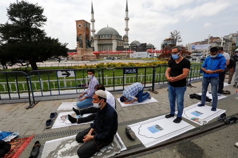 Foto del viernes de fieles en las oraciones del viernes fuera de la recién inaugurada Mezquita de Taksim en Estambul