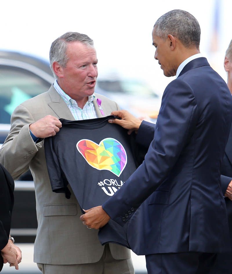 奧蘭多市長戴爾（Buddy Dyer）向歐巴馬送上「奧蘭多團結」T恤。（美聯社）