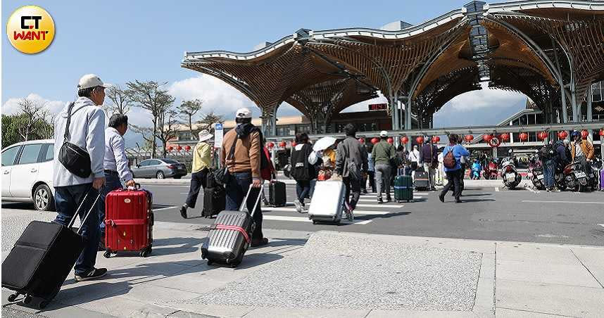 肺炎疫情持續升高，花蓮車站外還是有不少旅客前往旅遊住宿。（圖∕張文玠攝）
