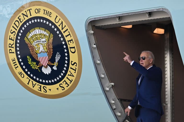 El presidente de Estados Unidos, Joe Biden, llega al Aeropuerto Internacional John F. Kennedy, en Queens, Nueva York, el 26 de febrero de 2024.