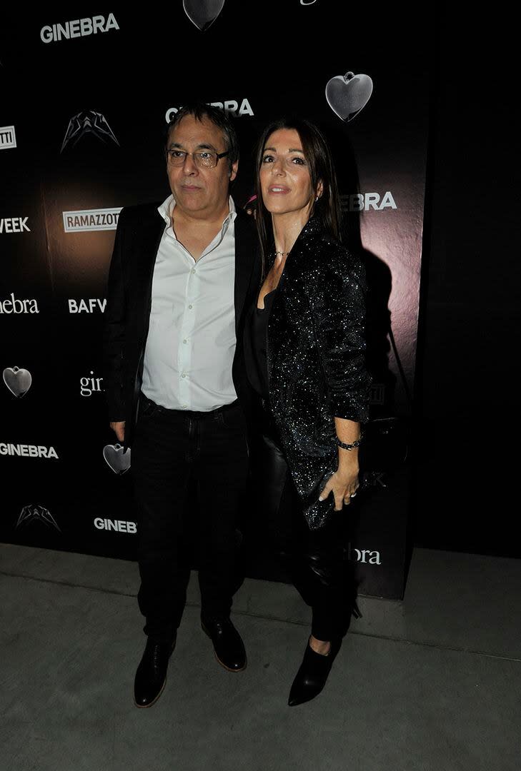 Gabriel Rolón y su pareja, Cynthia Wila, siguieron la consigna de vestir prendas negras