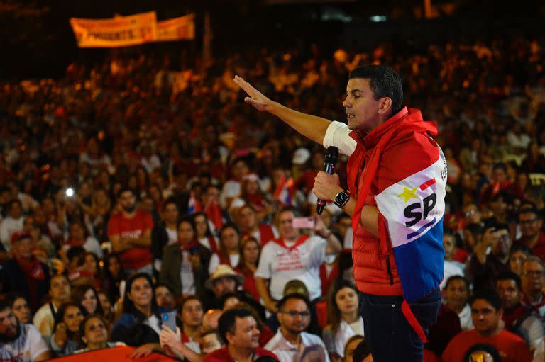 El candidato presidencial paraguayo por el Partido Colorado, Santiago Peña habla a sus simpatizantes durante el mitin de cierre de su campaña en Asunción el 27 de abril de 2023.