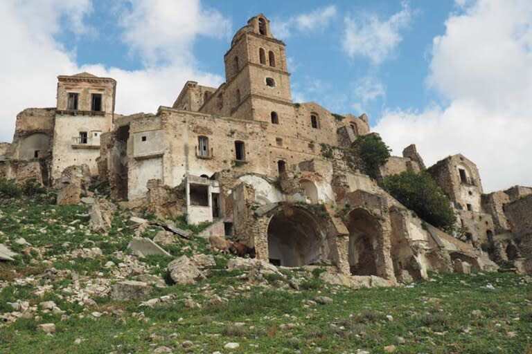 Al lado del impresionante castillo, aún sobrevive una iglesia que contiene una estatua de la Virgen María en su interior