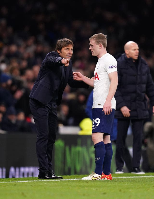 Antonio Conte passes on instructions to Oliver Skipp