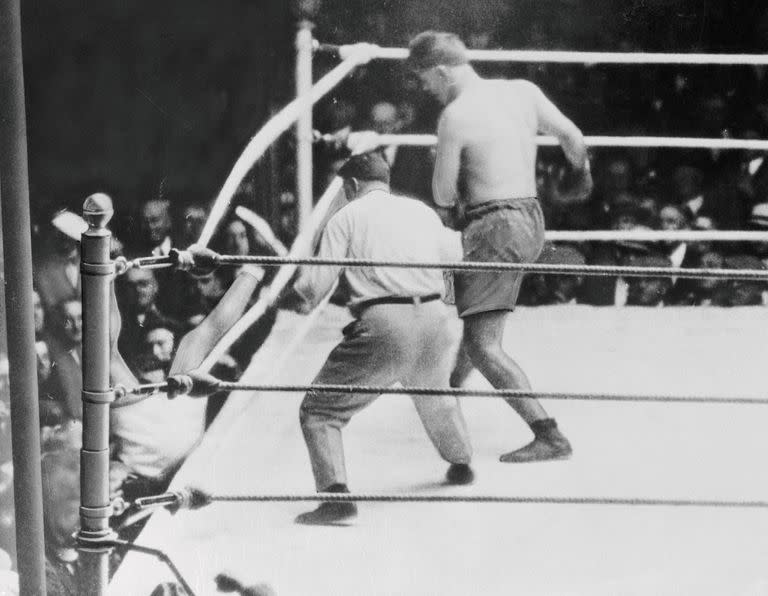 Una imagen de hace un siglo: Luis Ángel Firpo arroja del ring al campeón Jack Dempsey, en una jornada histórica para el boxeo argentino