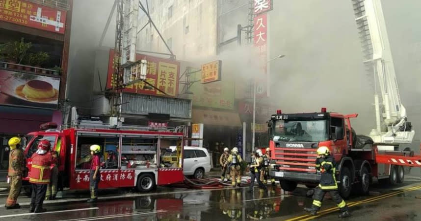 台南1家早午餐店下午發生大火，警消派出大批人車前往搶救，但火勢撲滅後，竟發現1名男子全身焦黑，明顯死亡。（圖／報系資料照）