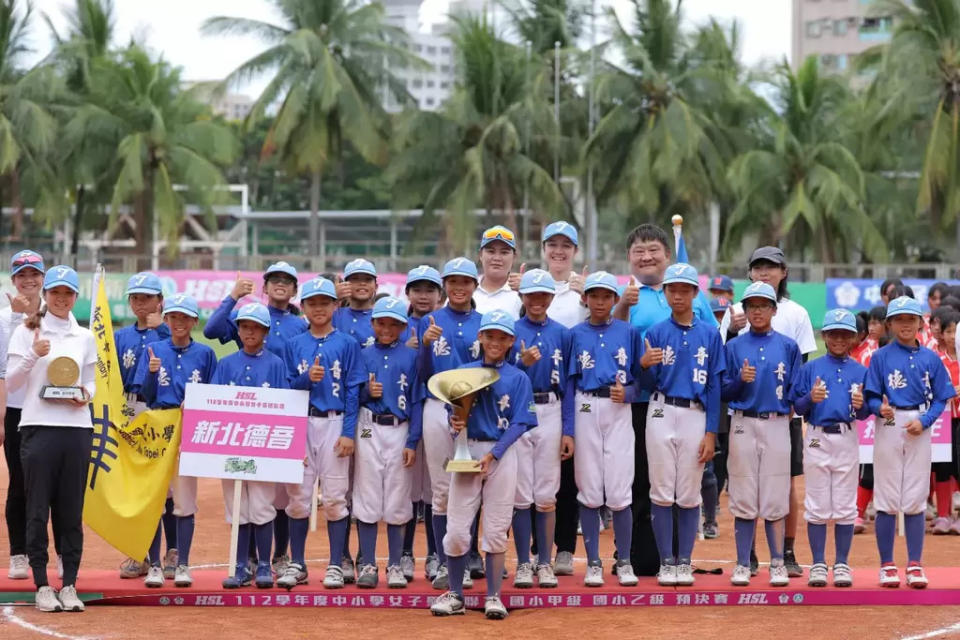 112學年度中小學女子壘球聯賽 德音國小獲國小甲級冠軍。運動相館Fb提供