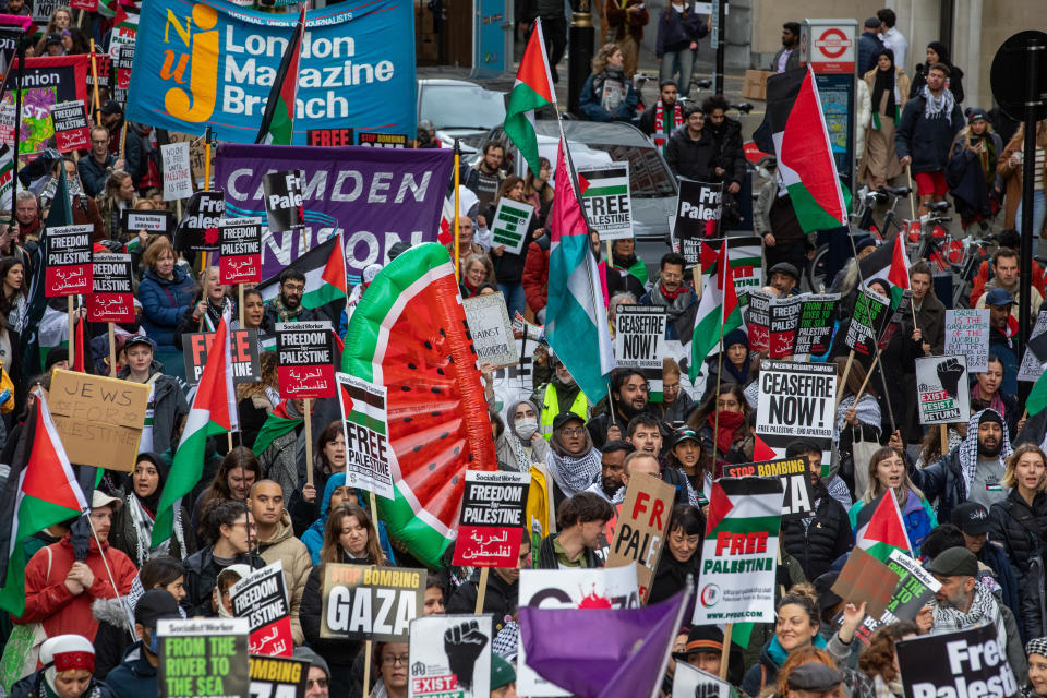 Zehntausende pro-palästinensische Demonstrant*innen auf den Straßen Londons. Unter ihnen: Die Wassermelone als Symbol des Protests. (Foto: Mark Kerrison/In Pictures via Getty Images)