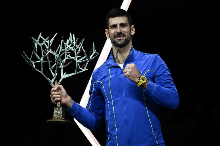 Novak Djokovic y el singular trofeo del Masters 1000 de París, tras vencer a Grigor Dimitrov en el duelo decisivo