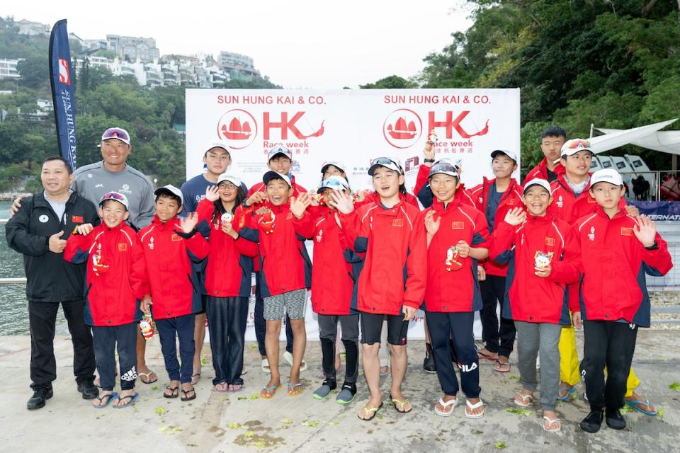 中國內地選手成為今年賽事大戶，圖為「陳錦浩帆船俱樂部」青少年帆手及教練代表。