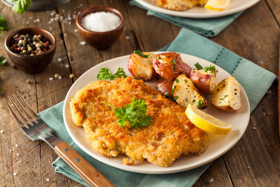 <p>Laut dem Bericht 2019 des Bundesministeriums für Ernährung und Landwirtschaft ist das Schnitzel das absolute Lieblingsgericht der Deutschen. Obwohl es ursprünglich zu den bekanntesten Spezialitäten der Wiener Küche gehört, ist es längst zum festen Bestandteil der deutschen Küchenklassiker geworden. Mit Kartoffeln und einer Scheibe Zitrone serviert, ist das dünne, panierte und ausgebackene Schnitzel aus Rinder- beziehungsweise Kalbfleisch einfach der geschmackliche Spitzenreiter. (Bild: Getty Images) </p>