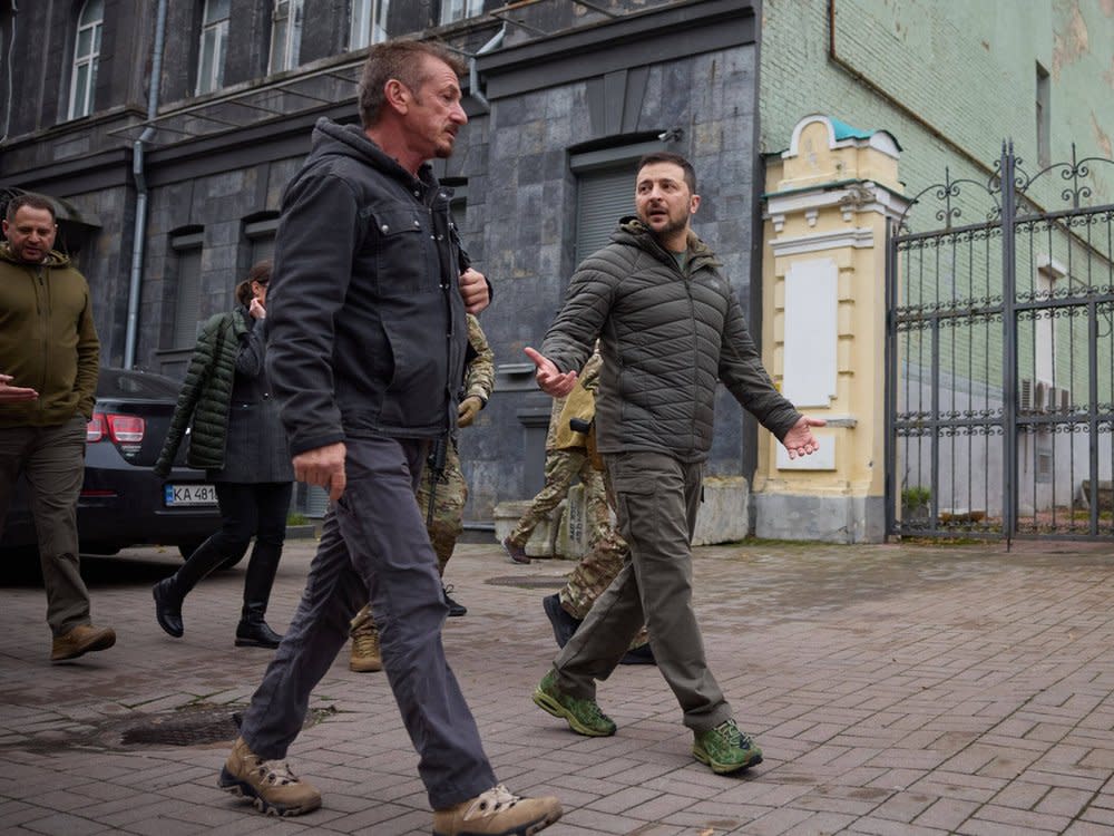 "Superpower" auf der Berlinale: Für die Doku traf US-Star Sean Penn (l.) den ukrainischen Präsidenten Wolodymyr Selenskyj. (Bild: imago/ZUMA Press)