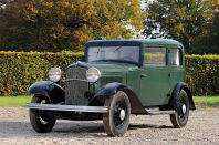 <p>Comme nous le verrons, les Ford américaines de grande taille ont souvent été regroupées et désignées collectivement par le nom de l'année modèle au cours de laquelle elles ont été produites pour la première fois. Cela s'est produit pour la première fois en 1932, mais dans le cas présent, nous nous concentrons sur le modèle 18.</p><p>C'est une voiture importante parce qu'elle marque les débuts d'un moteur <strong>V8 de 3,6 litres </strong>connu, en raison de sa configuration (les soupapes sont placées à côté des cylindres et non au-dessus), sous le nom de <strong>Flathead</strong>, bien que le terme européen soit sidevalve (soupapes latérales). Les V8 n'étaient pas une nouveauté à l'époque, mais le fait de pouvoir en avoir un dans une voiture relativement bon marché l'était certainement.</p>