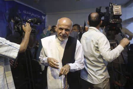 Afghan presidential candidate Ashraf Ghani Ahmadzai (C) leaves after a news conference in Kabul June 26, 2014. REUTERS/Omar Sobhani