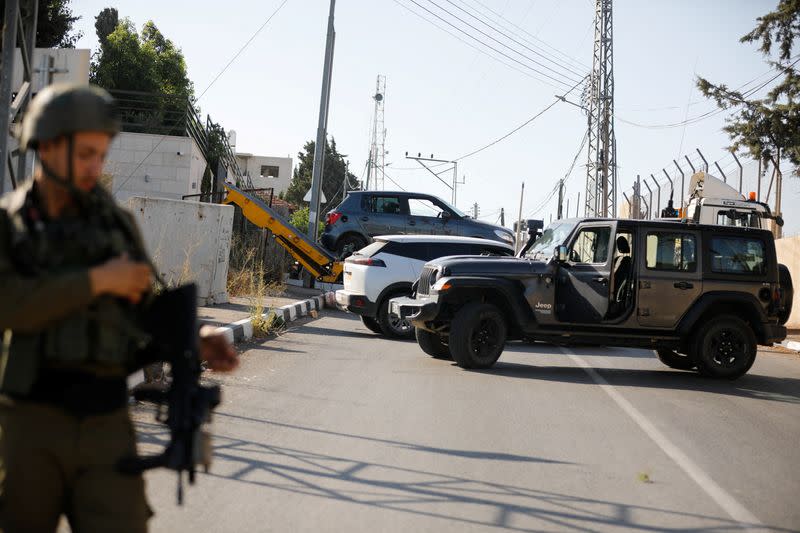 Vista general del coche en el que, según un comunicado militar israelí y el Ejército, tres palestinos que dispararon contra las fuerzas israelíes fueron abatidos por tropas israelíes, en Nablus, en la Cisjordania ocupada por Israel
