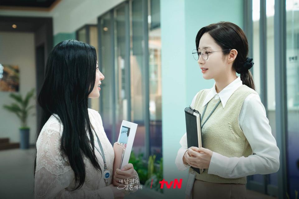白襯衫外疊搭毛衣背心看起來更乖巧圖片來源：tvN官網