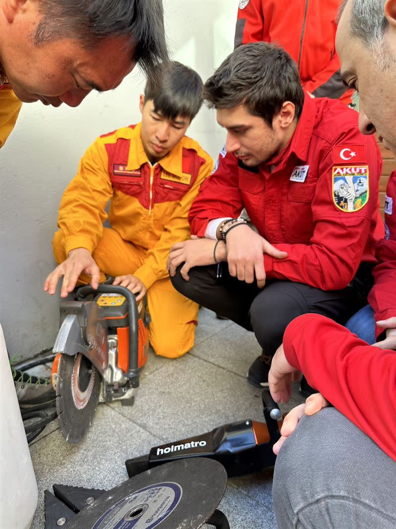 搜救隊員教導土耳其當地AKUT搜救隊相關搜救設備。（圖／消防署提供）