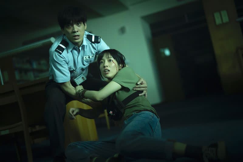 林哲熹和王渝萱在《女鬼橋2：怨鬼樓》被女鬼嚇到。（圖／傳影互動提供）