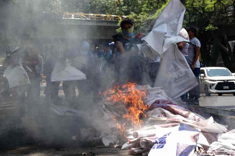 La CNTE protestó con la quema de propaganda política. Foto: Cuartoscuro