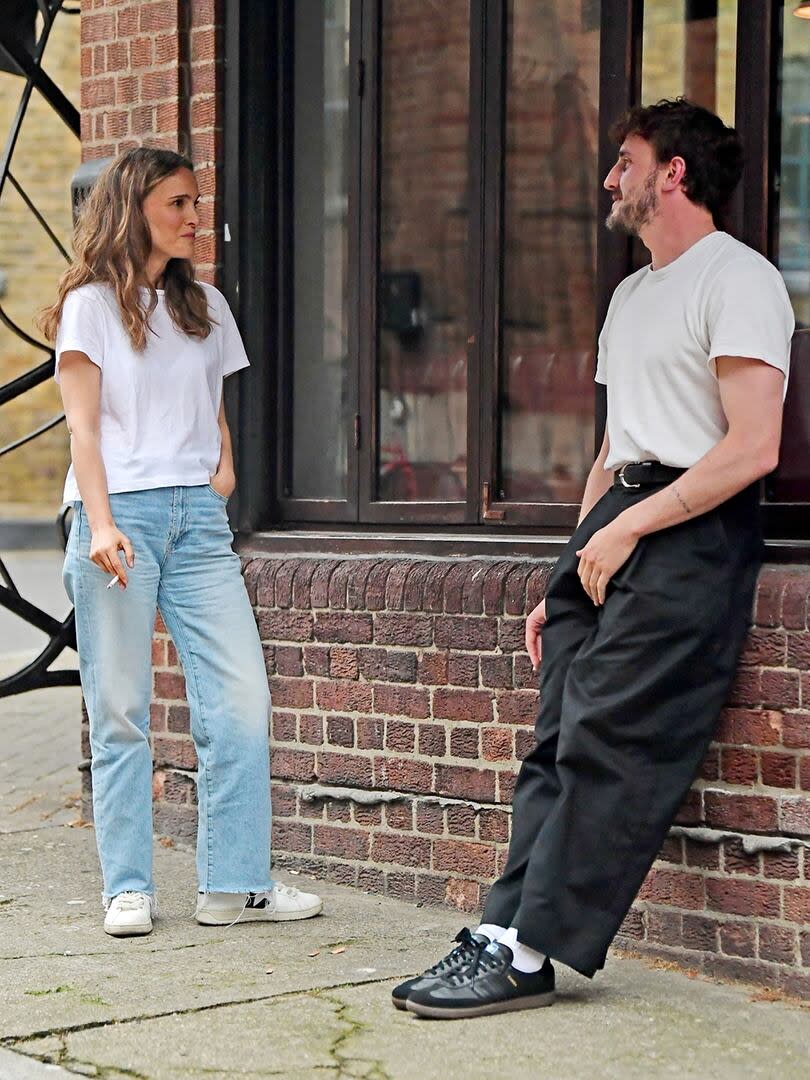 Natalia Portman y Paul Mescal fueron fotografiados fuera de un bar en Londres, compartiendo una charla, cigarrillos y muchas sonrisas